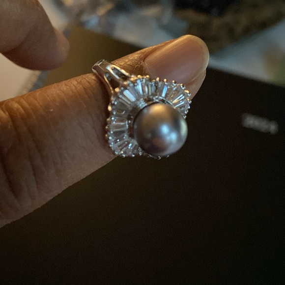 Gorgeous fashion ring. I believe it’s a size 6 - Picture 2 of 3